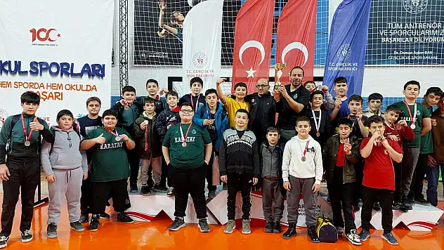 Karatay Belediyespor güreş takımı Kahramanmaraş'tan ikincilikle döndü