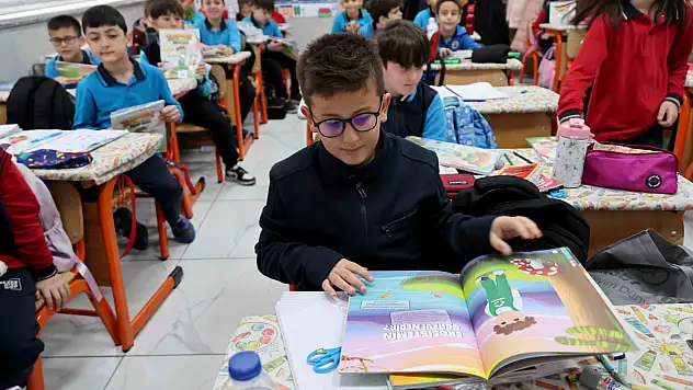 Karatay'dan öğrencilere anlamlı hediye! 14 bin tanesi, gelecek için dağıtıldı