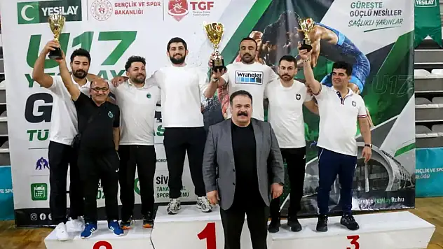 Karataylı güreşçiler Türkiye ikincisi oldu