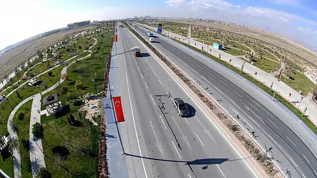 Karayolları uyardı! Konya-Ankara yolunda ulaşım tek şeride düştü!