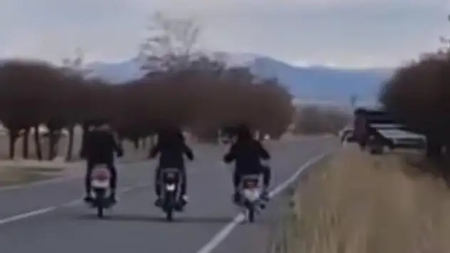 Karayolunda akrobatik hareketler yapan motosikletliler yakalandı