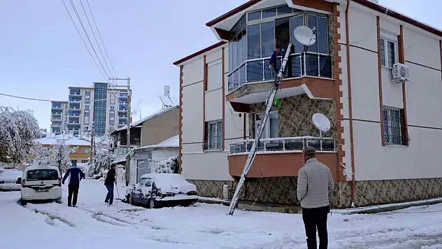 Karda kayan otomobil 2 telefon direğini devirdi