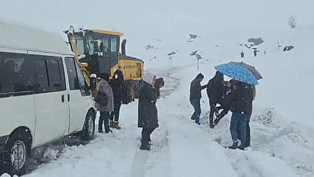 Karda mahsur kalan yolcuları belediye ekibi kurtardı