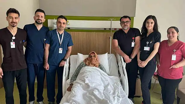 Karın ağrısıyla geldi, böbreğinden 35 cm'lik kitle çıktı