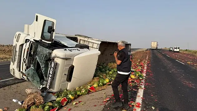Karpuz yüklü TIR devrildi şoför ağır yaralı