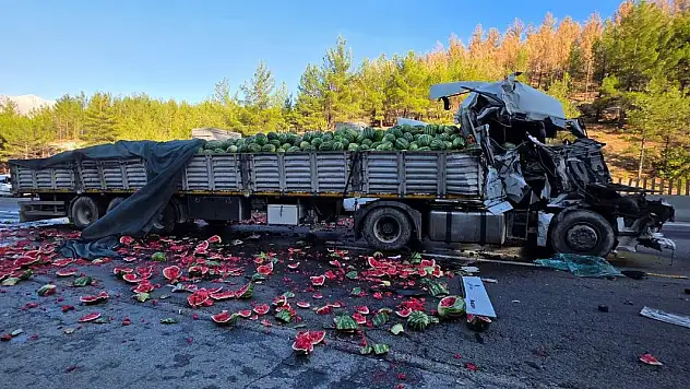 Karpuz Yüklü Tır Otoyolda Devrildi!