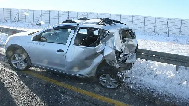 Kars'ta öğretmenleri taşıyan minibüs otomobile çarptı: 12 yaralı