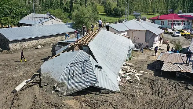 Kars'ta sel ve heyelan: Evler ve ahırlar yıkıldı