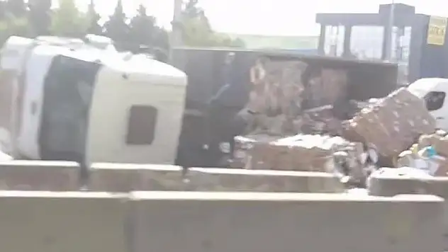 Karton yüklü tır devrildi: 1 yaralı