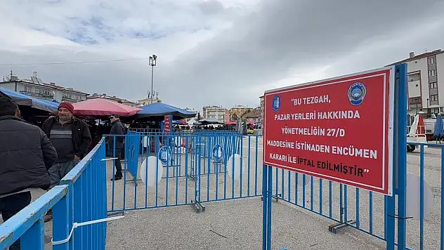 Kasalarca domatesi çöpe döken pazarcının tezgah yeri iptal edildi