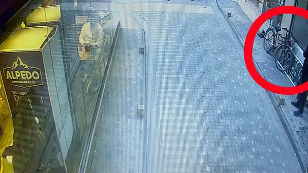 Kasklı soyguncu kuyumcudan 5 kilo altınla kaçtı
