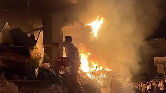 Katil İsrail gece boyu Gazze'yi vurdu