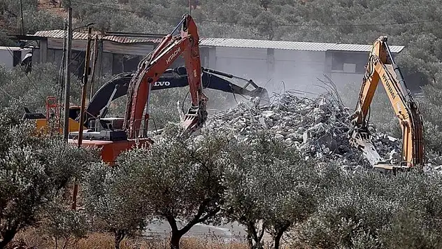 Katil İsrail ordusu Batı Şeria'da Filistinlilere ait 5 evi yıktı