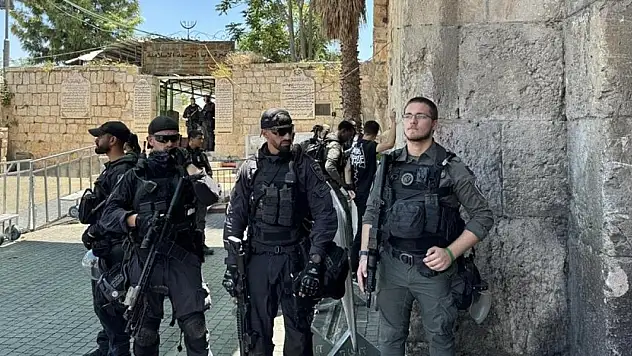 Katil İsrail yine namaza gidenlere müdahale etti
