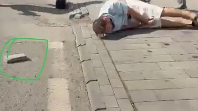 Kavga ettikleri şahsı taşla bayılttılar... Sokak ortasındaki kavga kamerada