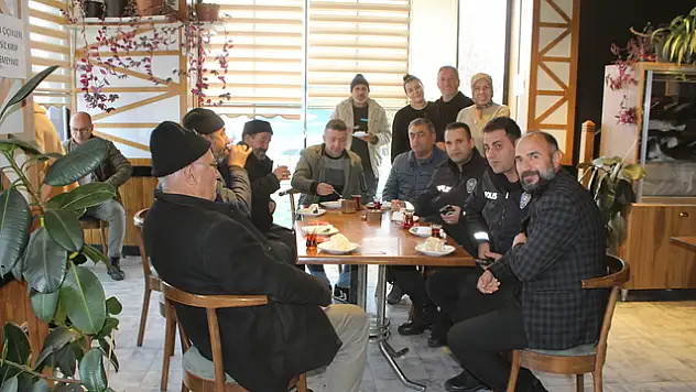 Kavga ihbarına giden polislere sürpriz kutlama