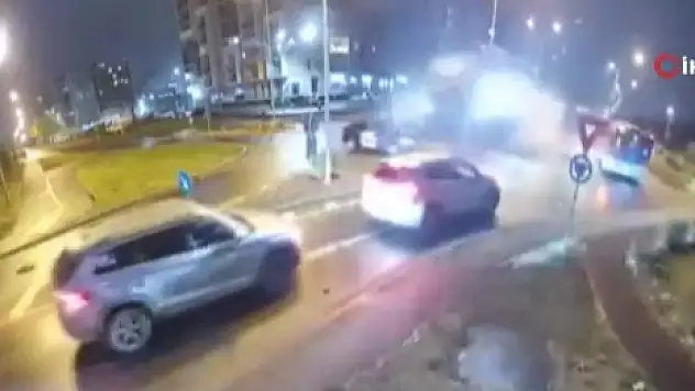 Kavşağa çarparak havalanan araç, iki aracın üzerinden uçtu