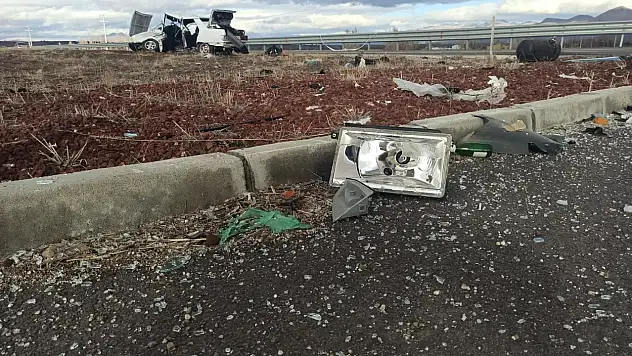 Kavşakta iki otomobil çarpıştı: 1 ölü, 1 yaralı