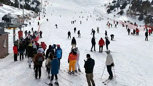 Kayak merkezlerinde en fazla kar kalınlığı 130 santimetreyle Palandöken'de ölçüldü