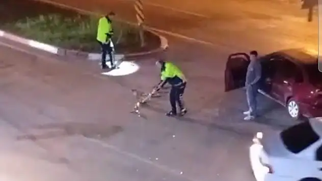 Kaza sonrası trafik polisi yolu süpürgeyle temizledi