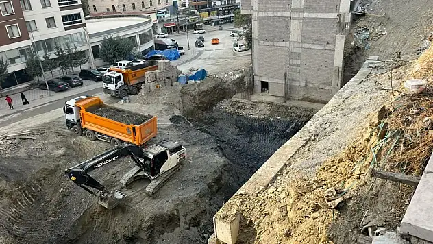 Kazı sırasında toprak kaydı! 17 katlı bina tahliye edildi