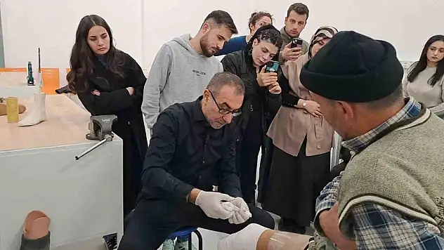 Kendi kurduğu laboratuarda ilk uygulama dersini kendi verdi