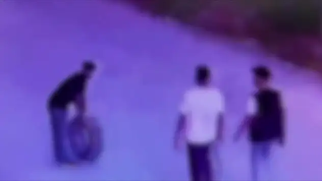 Kendi lastikleri patlayınca hırsızlığa çıktılar!