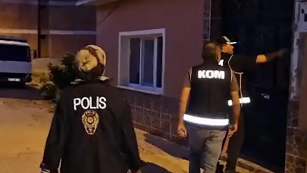 Kendilerini bankacı olarak tanıtıp, 65 bin TL dolandıran 4 kişi yakalandı