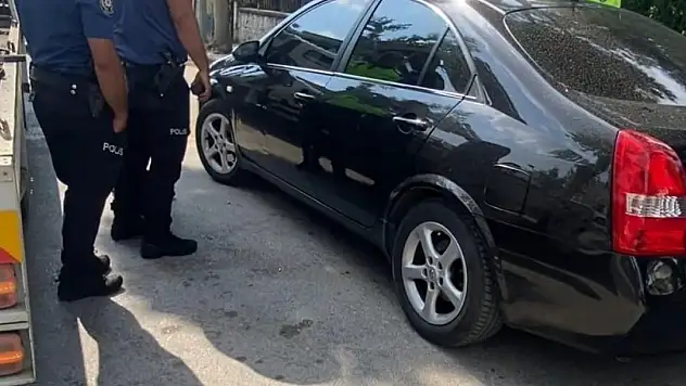 Kendisini otomobiline kilitleyen sürücü, polise zor anlar yaşattı
