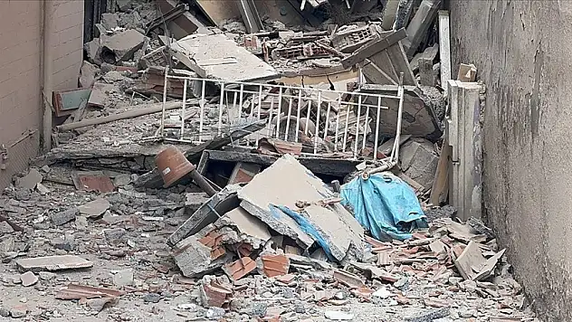 Kentsel dönüşüm için boşaltılan apartman yıkım sırasında çöktü
