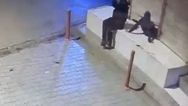 Kepengi aralayıp girdiği iş yerinden 25 cep telefonu çaldı