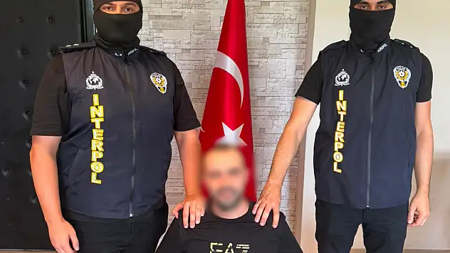 Kırmızı bültenle aranan 2 organize suç örgütü elebaşı Türkiye'ye iade edildi