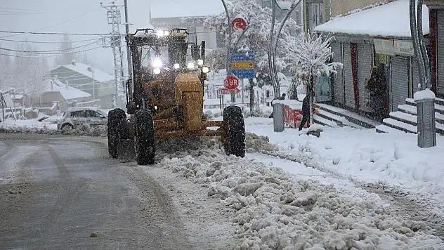 Kış kendini gösterdi: 62 yol ulaşıma kapandı