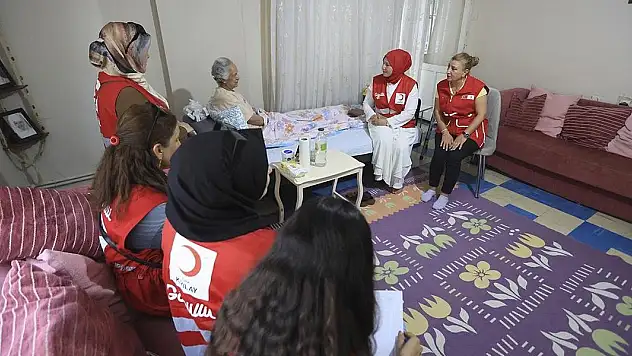Kızılay gönüllüleri yaşlı ve engellilerin yalnızlığını paylaşıyor
