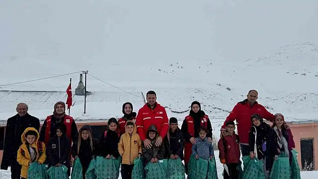 Kızılay'ın yardım eli çocuklara uzandı