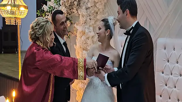 Kızının Evliliğine İmzasını Attı! Nikah Memuru, Kızının Nikahını Kıydı