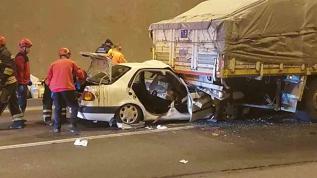 Kocaeli'de feci kaza, tırın altına girdiler