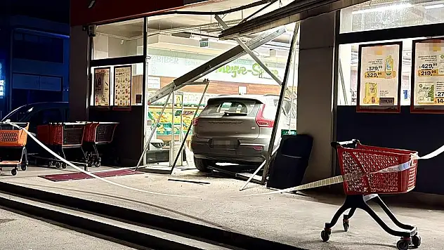 Kocaeli'de kontrolden çıkan araç markete daldı: 2 yaralı