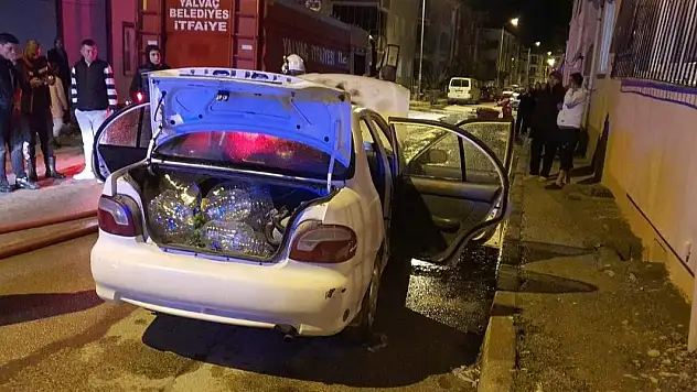 Kontağı çevirdiği esnada biranda alev alan araç itfaiye ekiplerince söndürüldü
