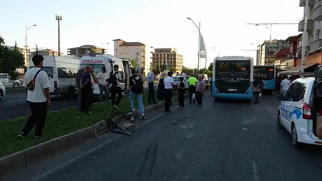 Kontrolden çıkan araç onlarca yolcunun bulunduğu otobüse çarptı