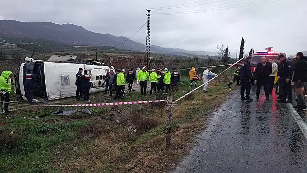 Kontrolden çıkan araç şarampole devrildi: 25 yaralı var!