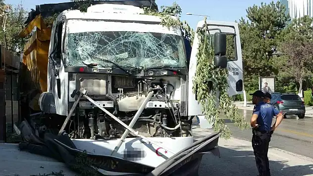 Kontrolden çıkan hafriyat kamyonu iş yerlerine daldı