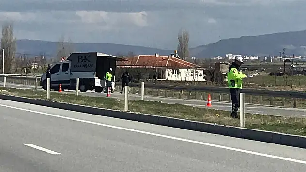 Kontrolden çıkan kamyonet bariyerlere çarparak durdu!