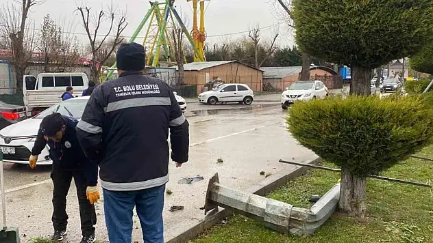 Kontrolden çıkan kamyonet elektrik direğini devirdi: 1 yaralı
