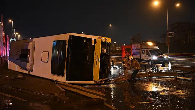 Kontrolden çıkan otobüs devrildi