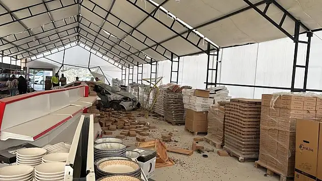 Kontrolden Çıkan Otomobil Dükkana Daldı!