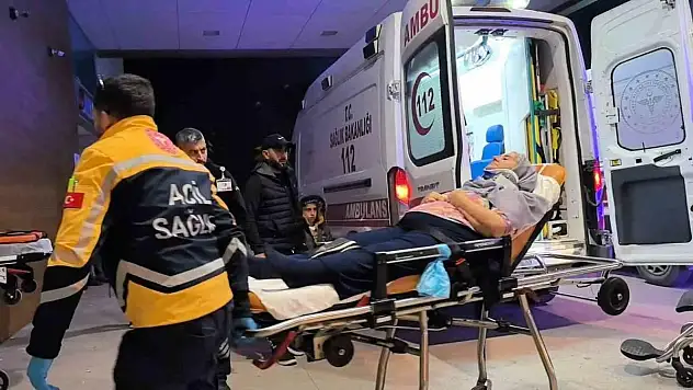 Kontrolden çıkan otomobil duvara çarptı: 3 kişi yaralandı