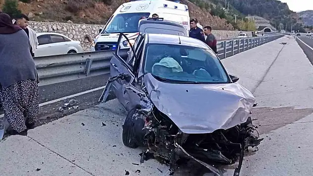 Kontrolden çıkan otomobil refüjdeki bariyerlere çarptı: 2 yaralı