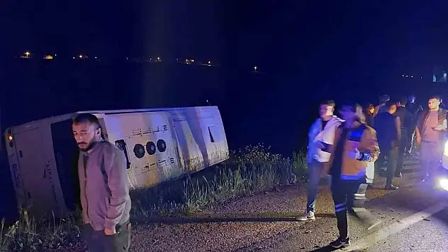 Kontrolden çıkan servis minibüsü yan yattı: 9 yaralı