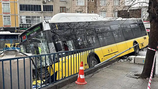 Kontrolden çıkan sürücü otoparka daldı!